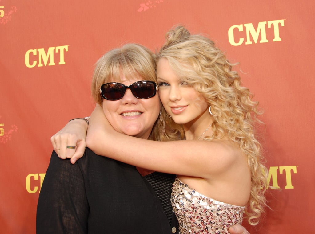 Taylor gave her mom a hug on the red carpet at the CMT Music Awards in April 2007.
