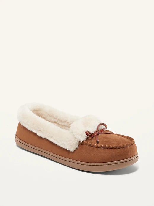 Old Navy Faux-Suede Sherpa-Lined Moccasin Slippers in Chestnut