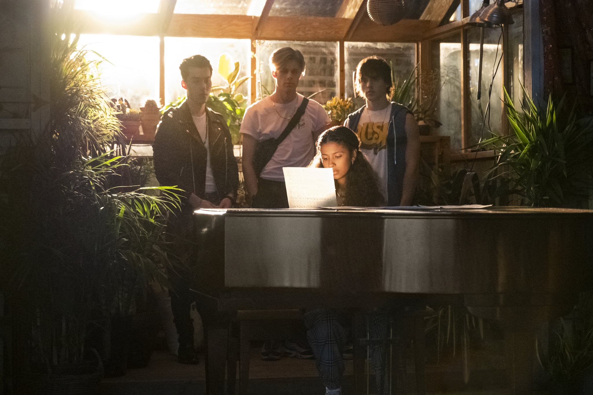 JULIE AND THE PHANTOMS (L to R) JEREMY SHADA as REGGIE, OWEN JOYNER as ALEX, MADISON REYES as JULIE, and CHARLIE GILLESPIE as LUKE in episode 101 of JULIE AND THE PHANTOMS Cr. KAILEY SCHWERMAN/NETFLIX  2020