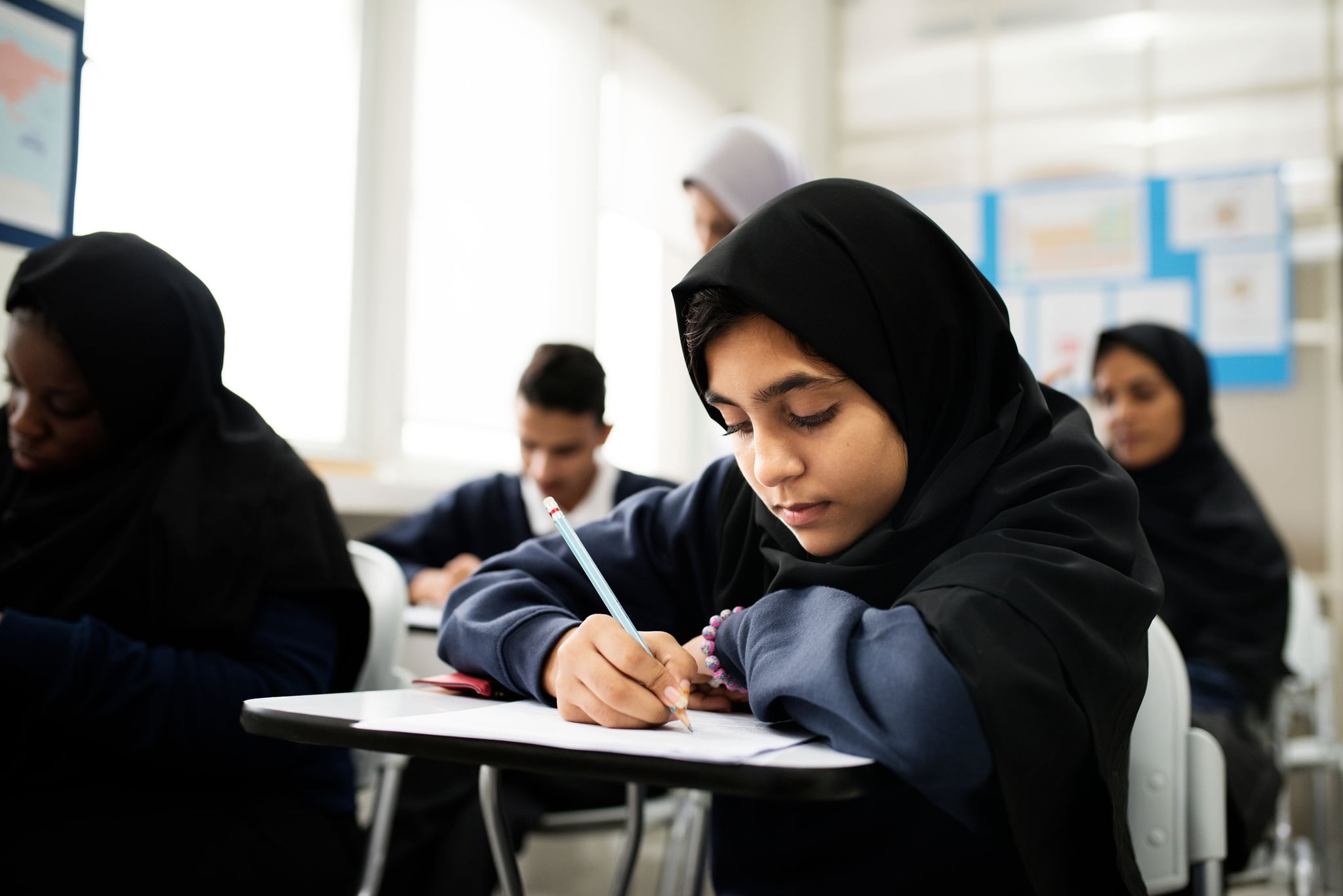 Мусульманские подростки. Катар деьи школа. Мусульманка студент. Мусульманка в школе. Араб школьник.