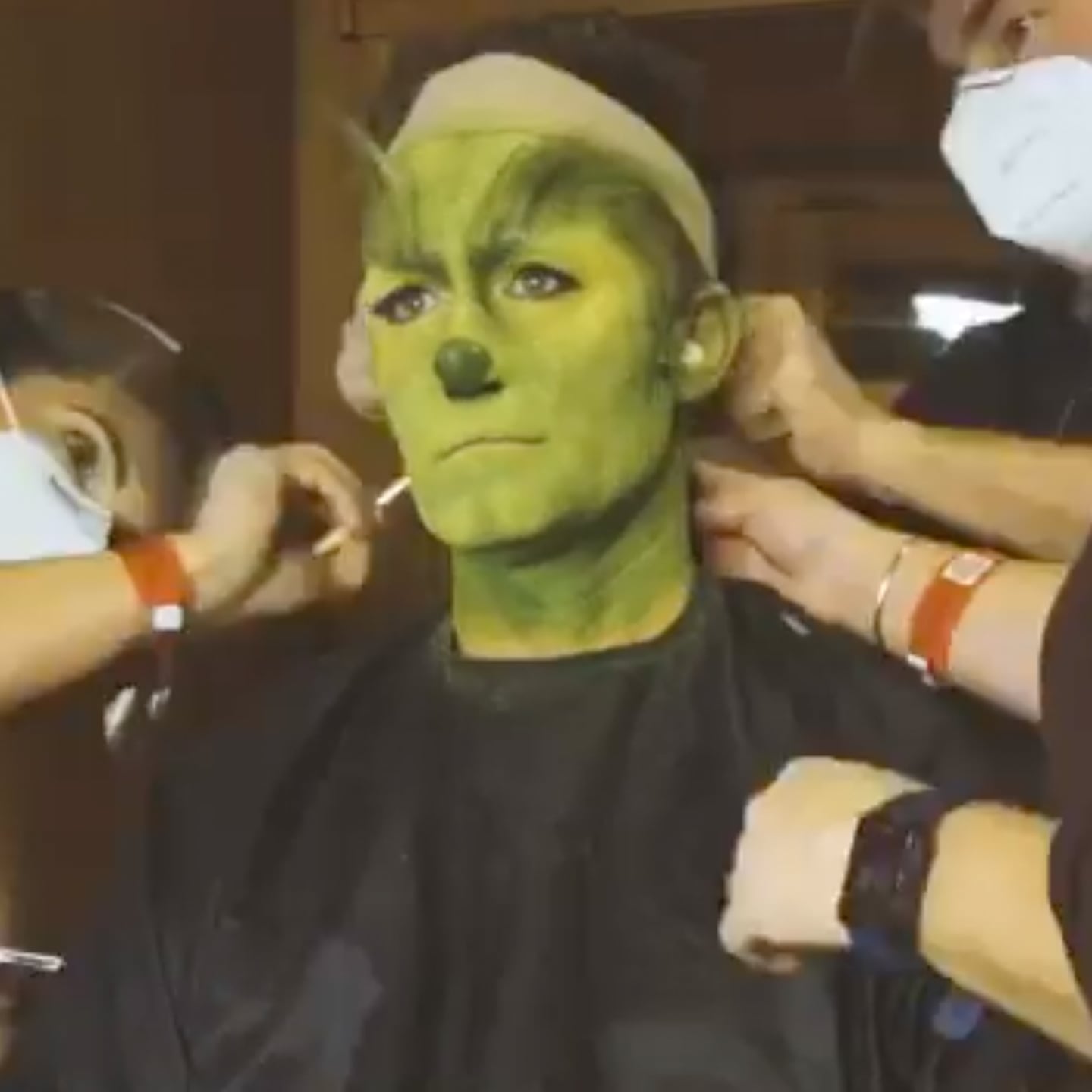 Transforming into The Grinch Makeup Tutorial 