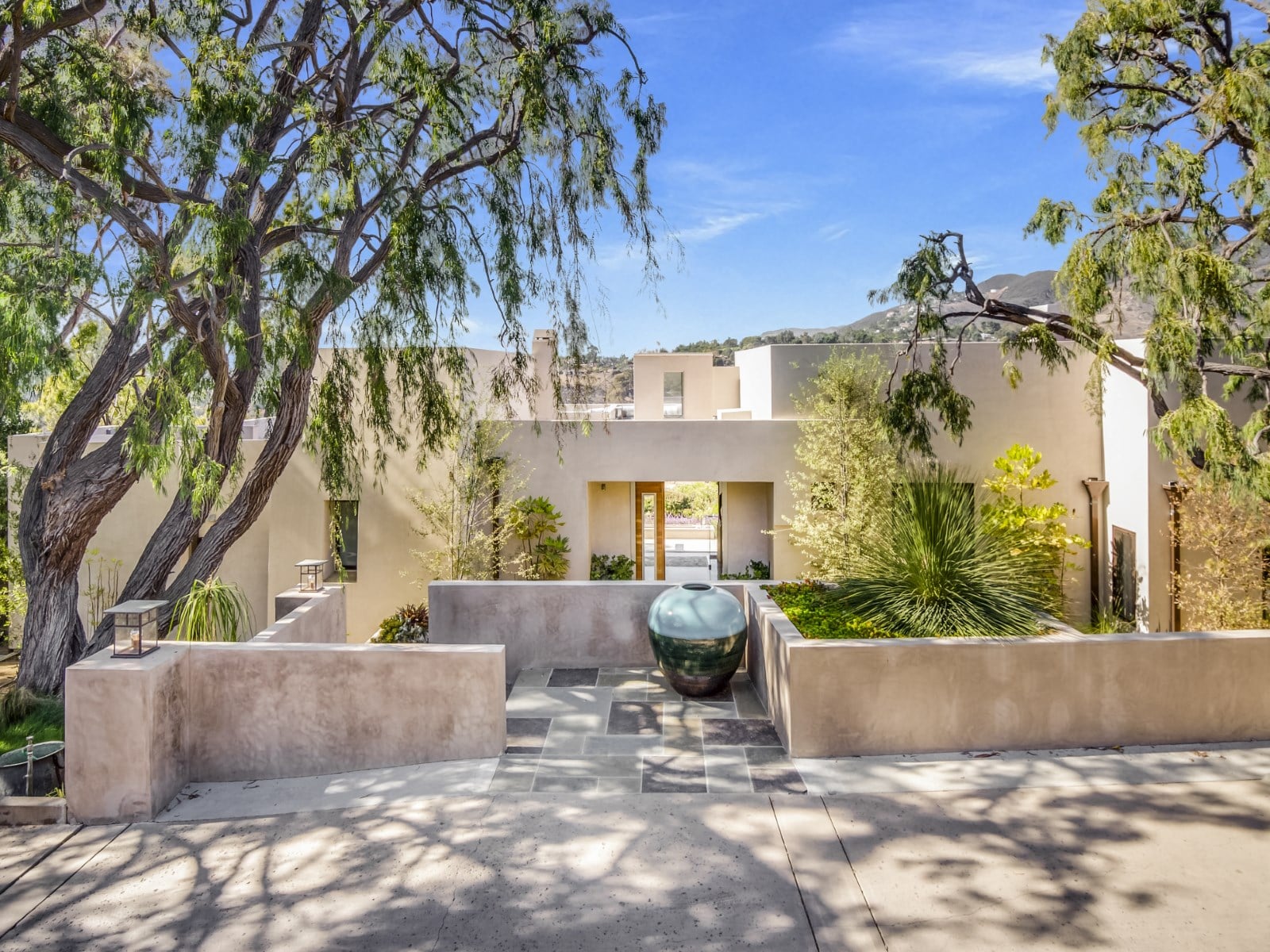 Home Garden We Re Imagining The Good Times Chris Hemsworth And