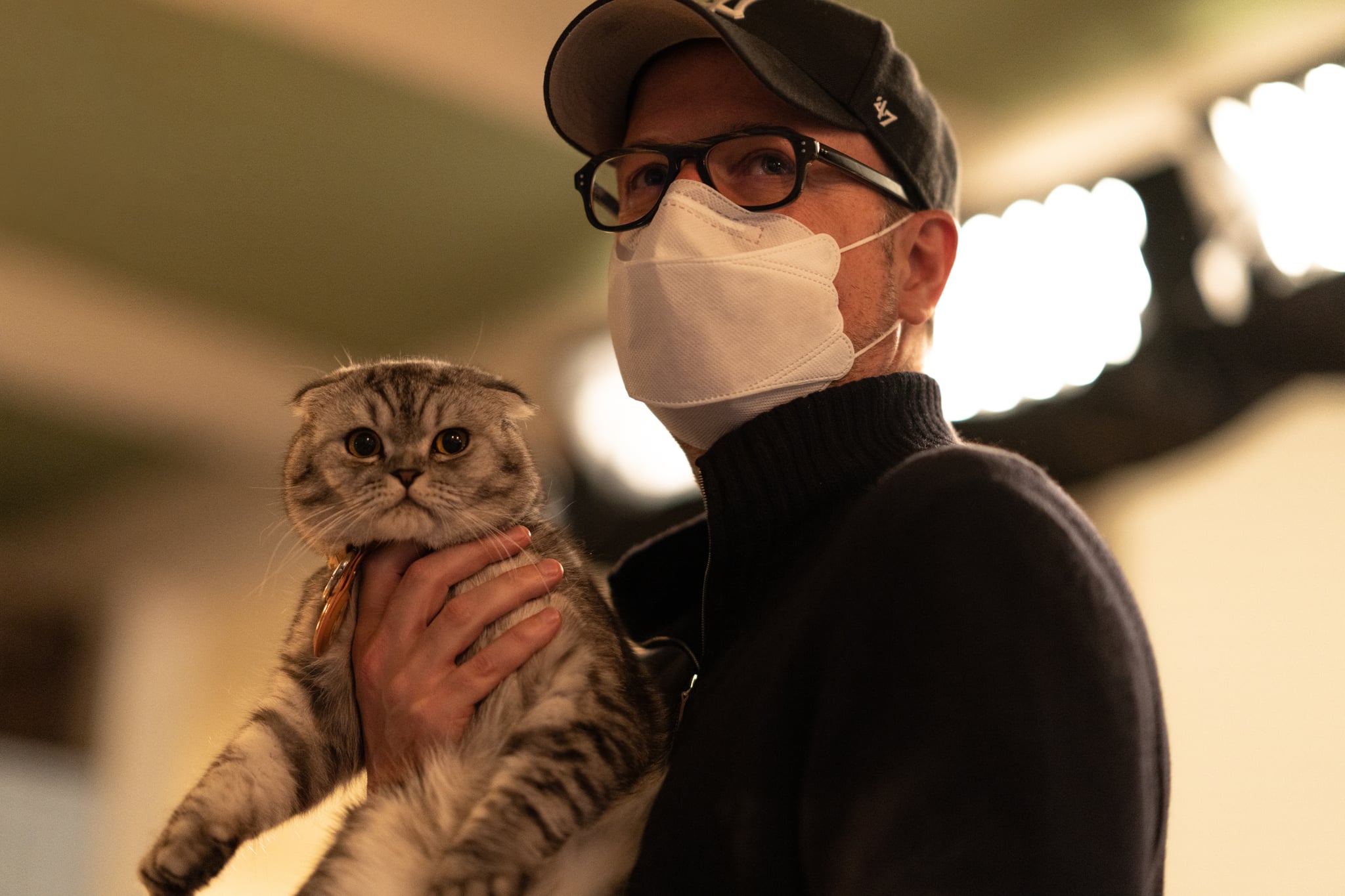 Director Matthew Vaughn with Chip the cat (playing Alfie) on the set of ARGYLLE