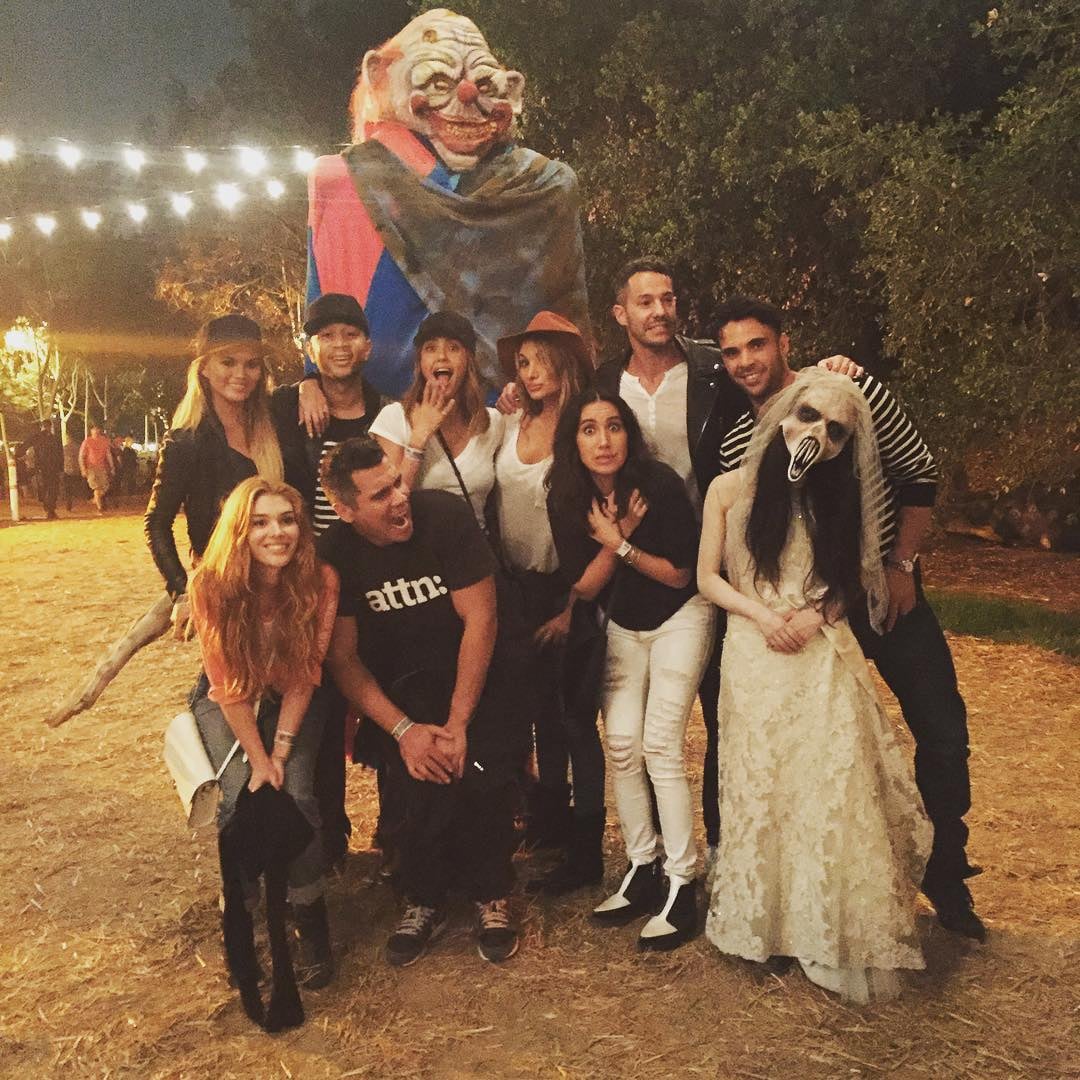 Jessica Alba Hangs Out With Chrissy Teigen At Haunted House Popsugar Latina