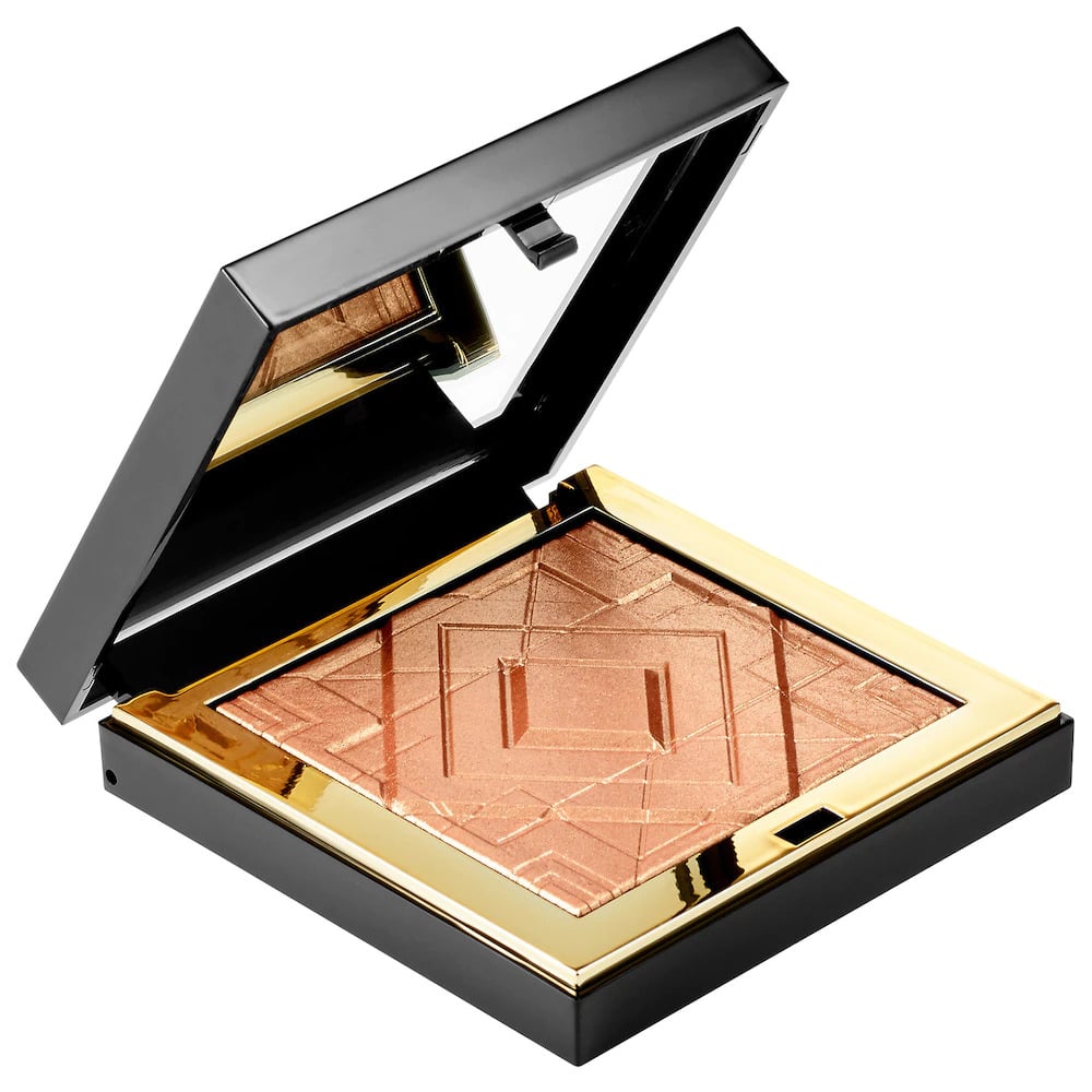 For a glamorous illuminating complexion: Artist Couture Diamond Luxe Luminiser Pressed Highlighter