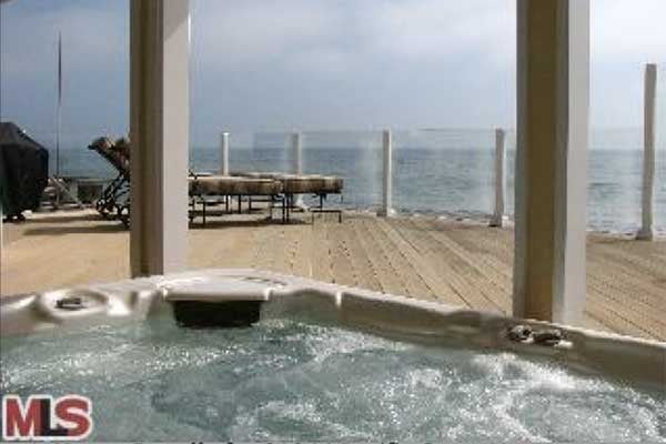 We wonder if Leo took in the spectacular Carbon Beach views in this hot tub with any of his leading ladies!