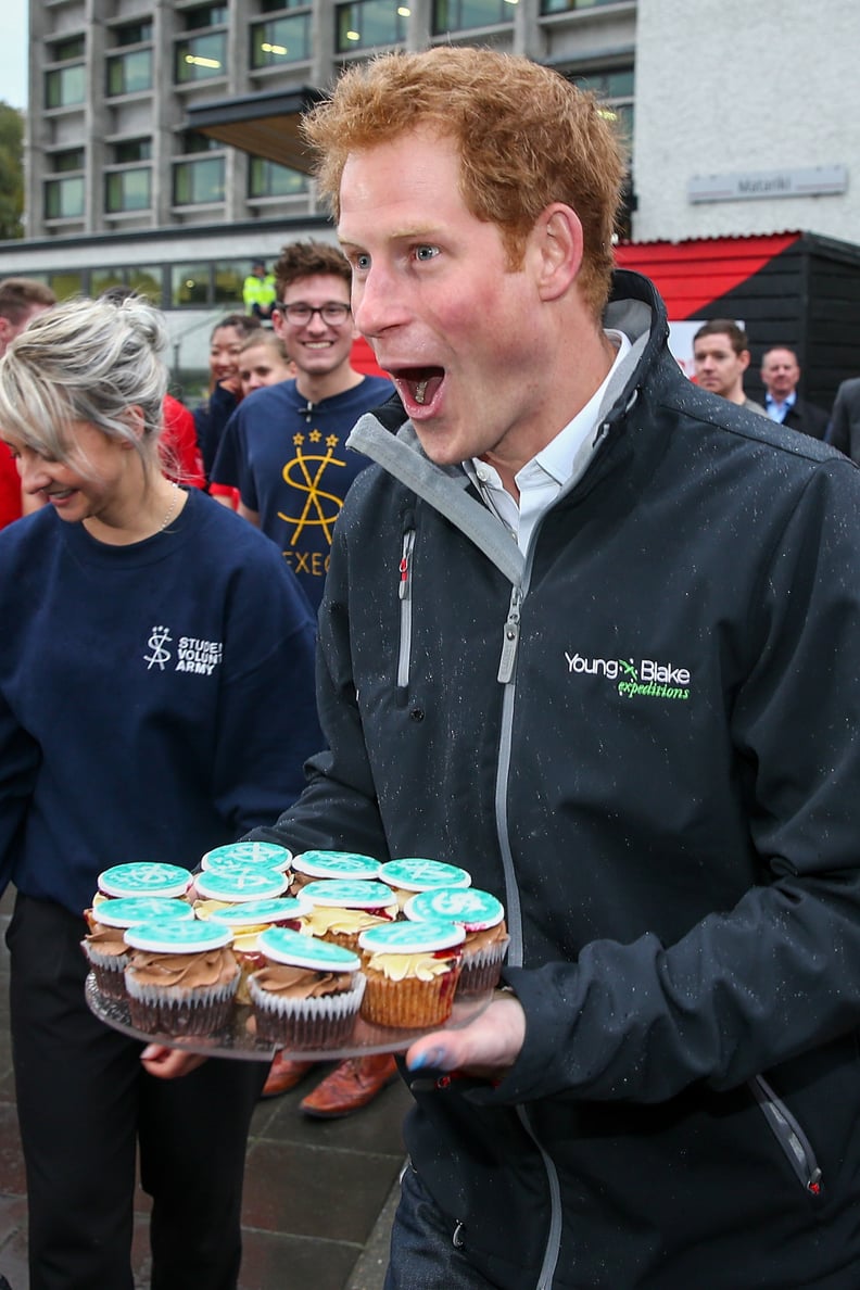 If we've learned anything today, it's that clever signs are just one way to Harry's heart. The real winner? Cupcakes.