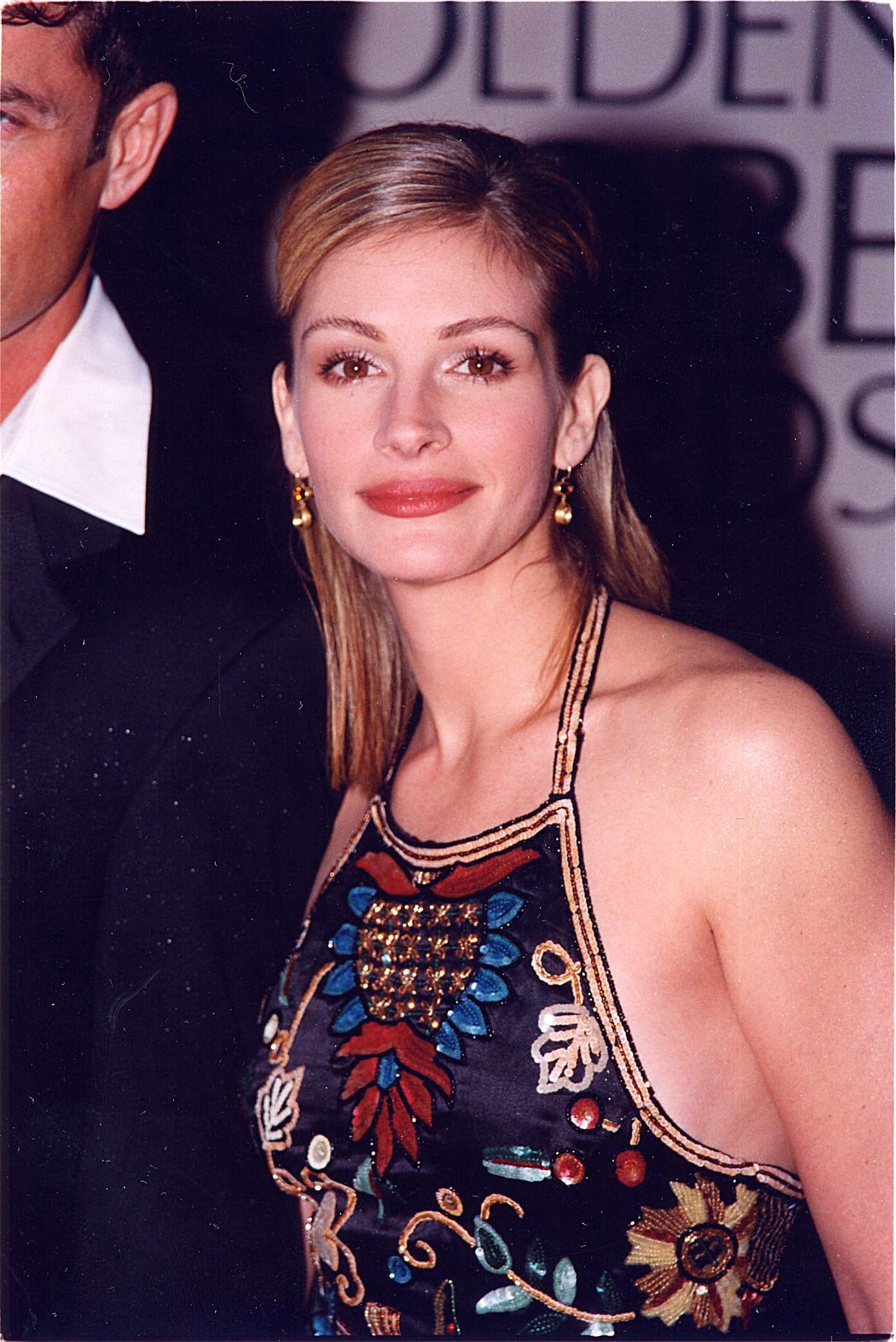 Julia Roberts suorilla, tummilla vaaleilla hiuksilla 1998