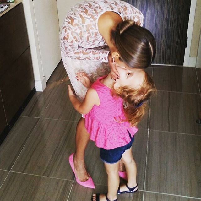 Jessica Alba got a smooch from her little before her Honest Beauty launch.
