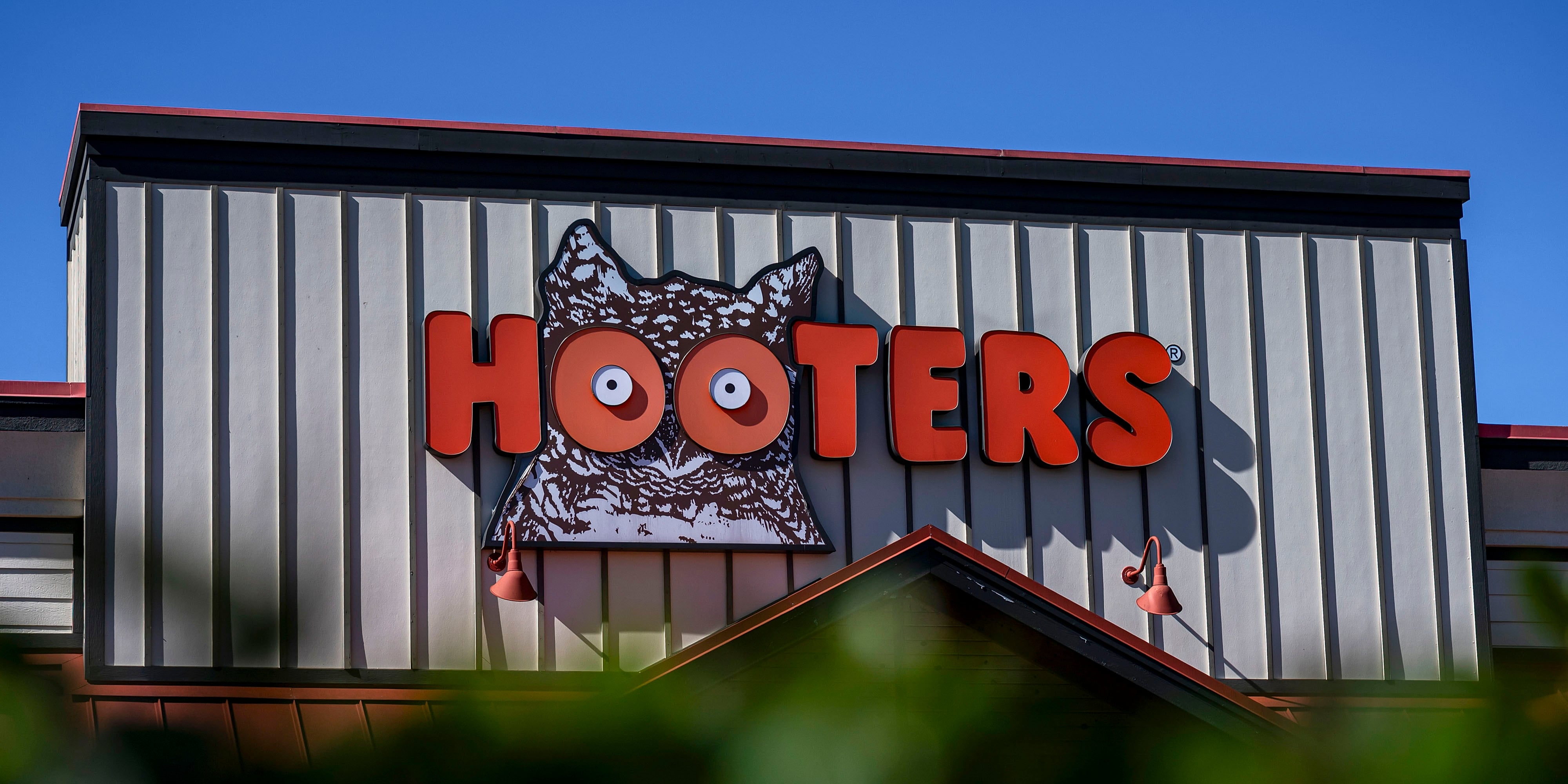 Hooters Gave Me Gay Panic. Now It's Going Bankrupt.