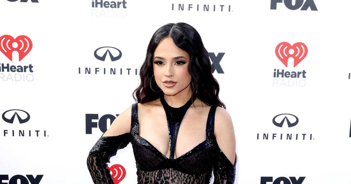 Becky G en la alfombra roja de iHeartRadio sola después de la disculpa pública de su prometido Sebastian Lletget