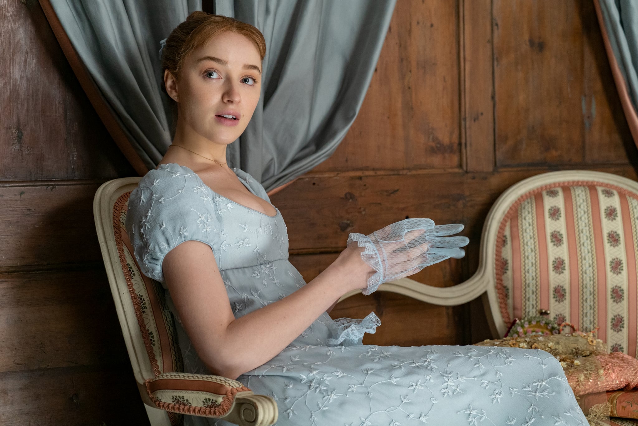 BRIDGERTON (L to R) PHOEBE DYNEVOR as DAPHNE BRIDGERTON in episode 102 of BRIDGERTON Cr. LIAM DANIEL/NETFLIX  2020