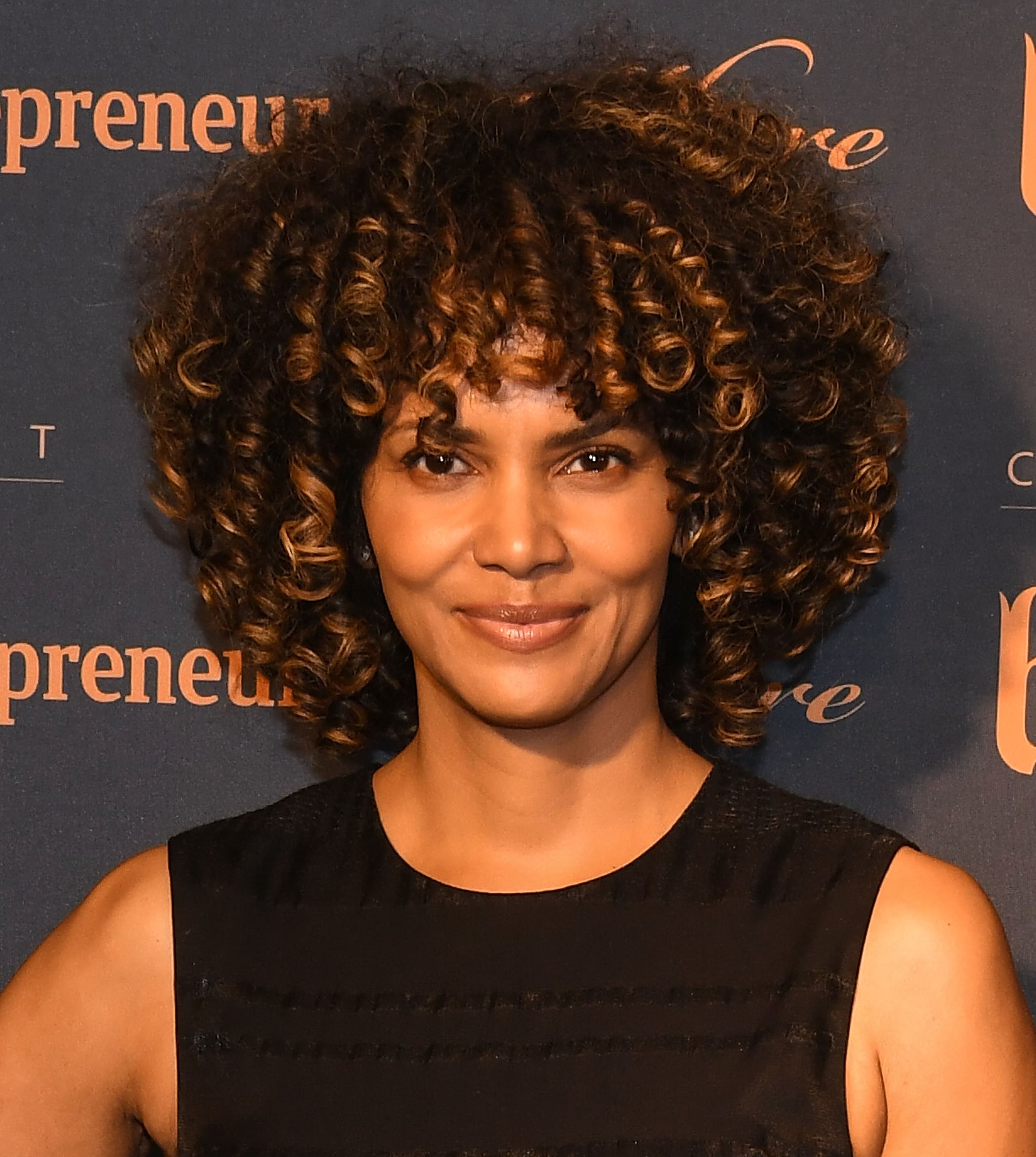 Best Halle Berry Hair Moments Of 17 Popsugar Beauty
