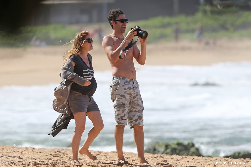 Isla Fisher Pregnant in Hawaii 2015