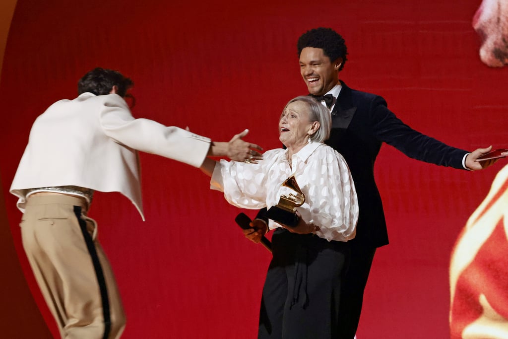 哈利风格舞蹈与78岁的球迷在格莱美奖|视频