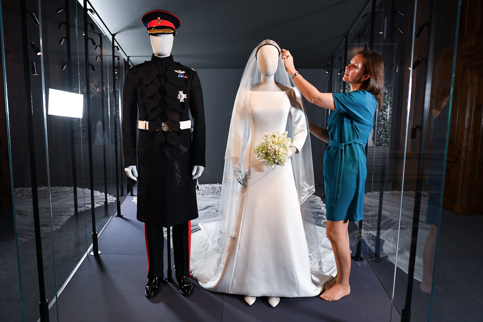 Meghan markle hotsell wedding dress holyrood