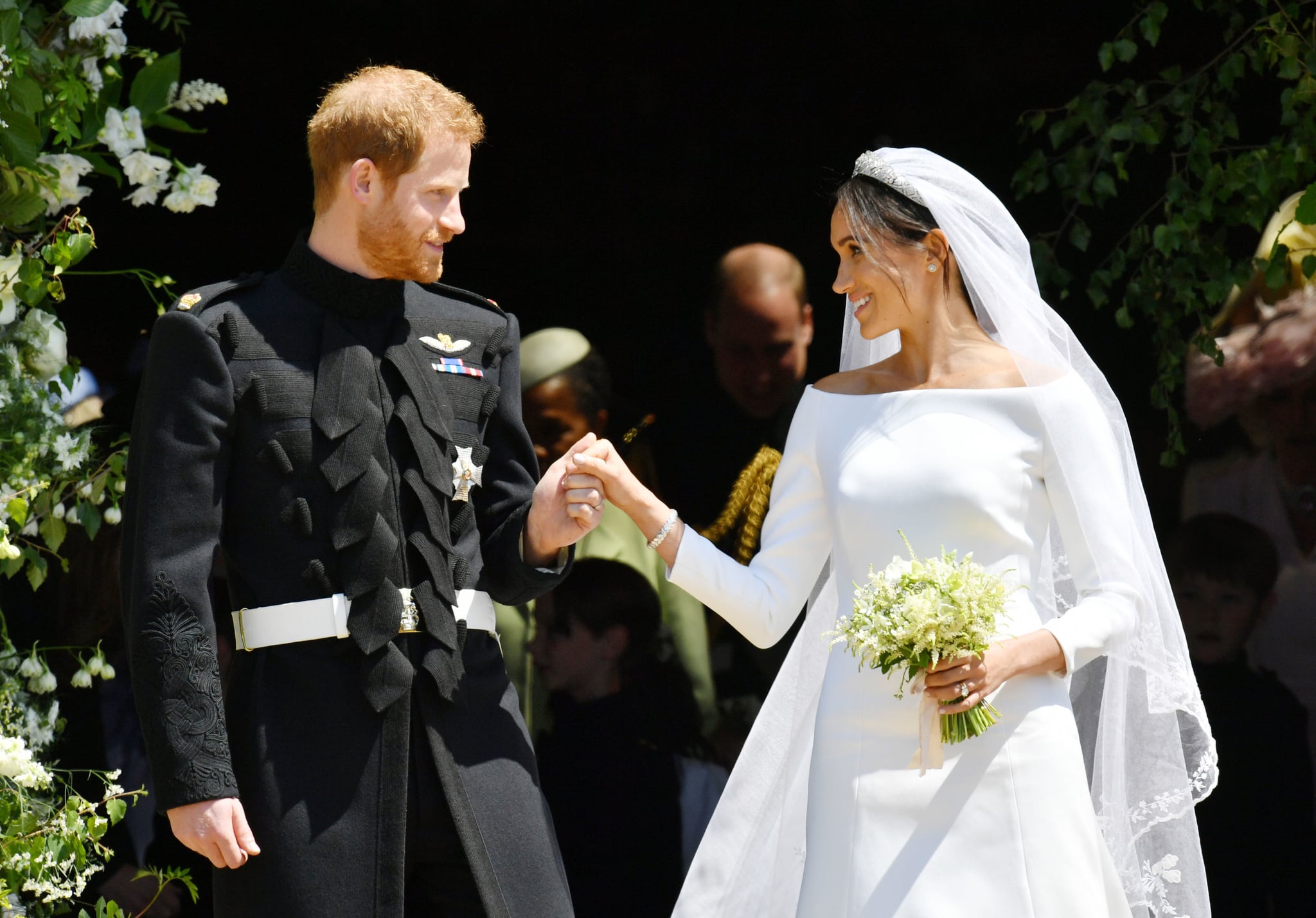 2018年5月19日，英国苏塞克斯公爵哈里王子和他的妻子苏塞克斯公爵夫人梅根在婚礼结束后从温莎城堡圣乔治教堂的西门走出。(图片来源:Ben Birchall / POOL /AFP)(图片来源:Ben Birchall /AFP via Getty Images)