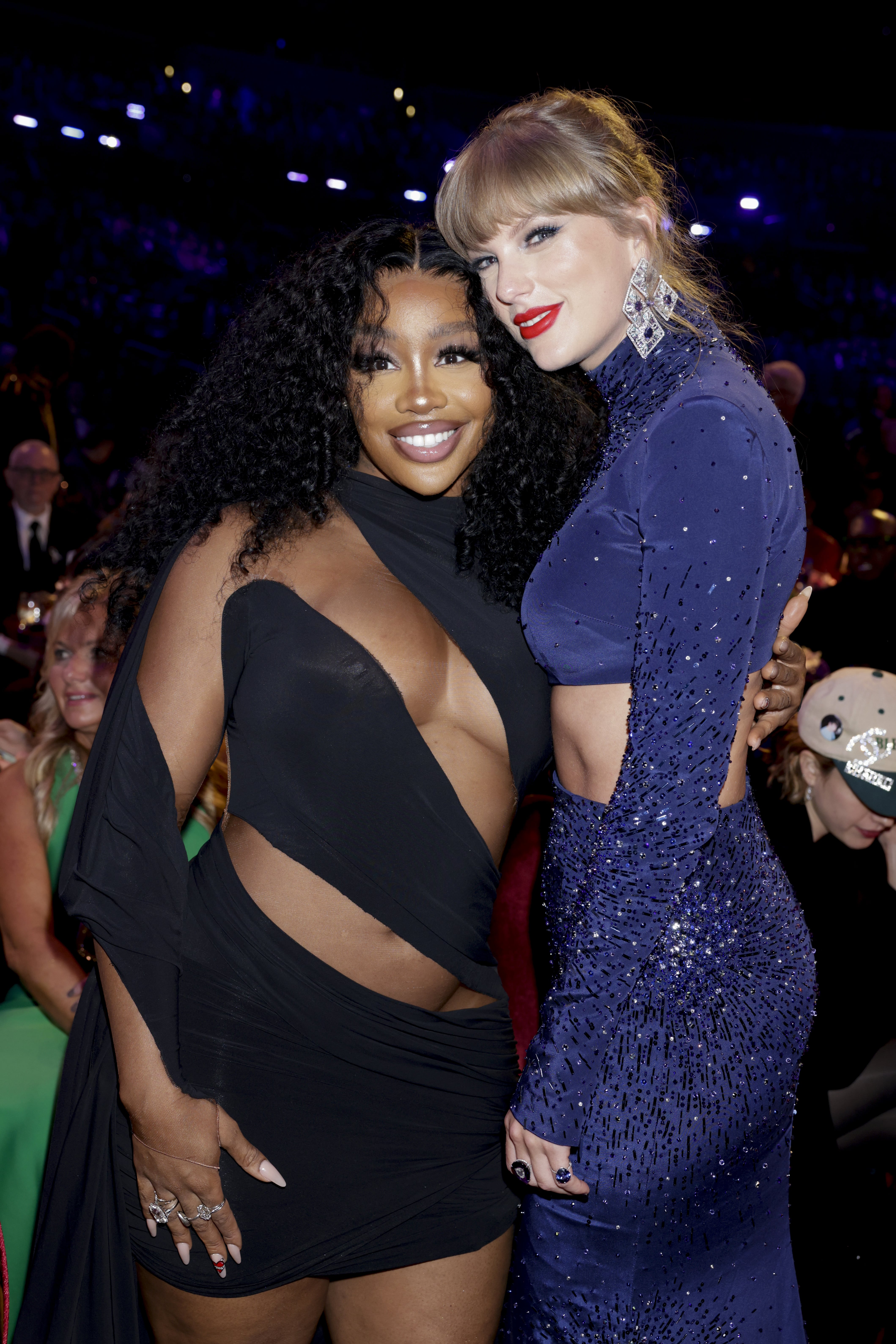 Taylor Swift、SZA洋楽レコード3セット Taylor Swift and SZA Hug at the Grammys | Photos | PS Celebrity