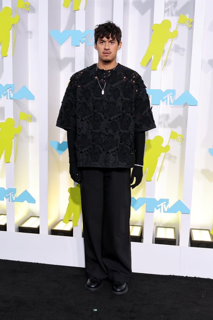 奥马尔·阿波罗在2022年MTV音乐录影带大奖上穿着华伦天奴