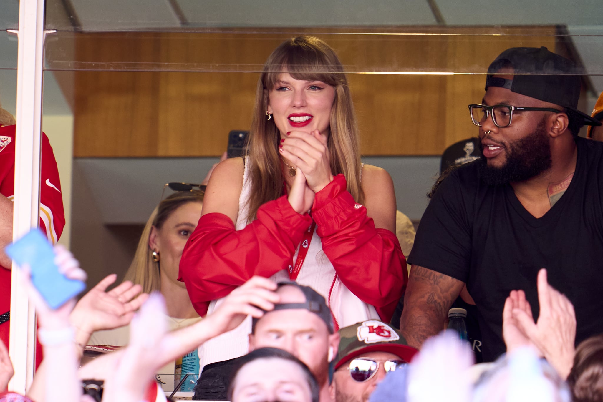 Taylor Swift cheers for Travis Kelce and the Kansas City Chiefs