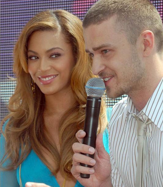 Shakira and Chili Peppers Lead VMAs Shakira and Chili Peppers Lead VMAs