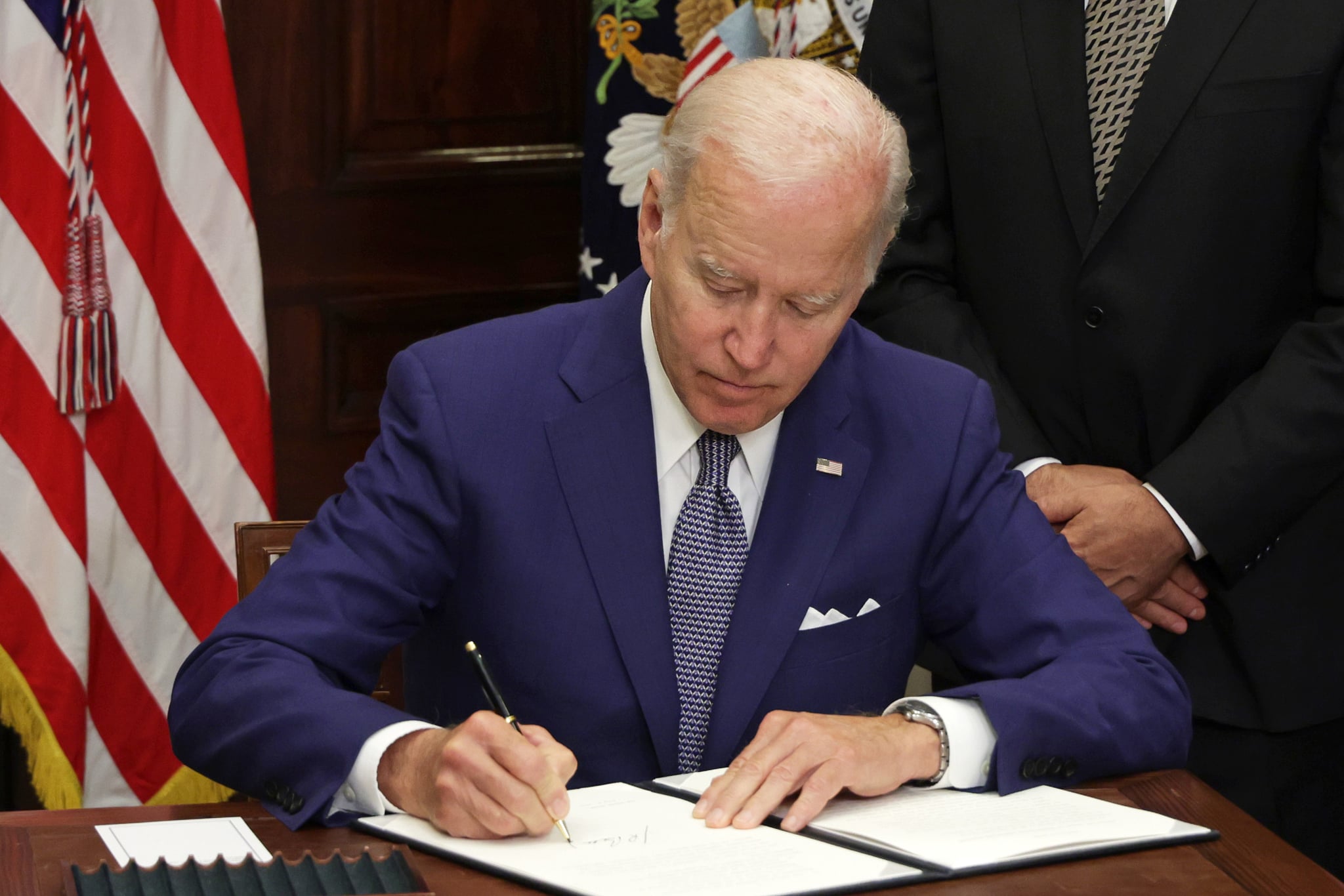 WASHINGTON, DC - JULY 08: U.S. President Joe Biden signs an executive order on access to reproductive health care services during an event at the Roosevelt Room of the White House on July 8, 2022 in Washington, DC. President Biden delivered remarks on reproductive rights at the event. (Photo by Alex Wong/Getty Images)