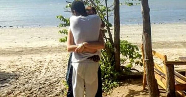 Hug Photo Optical Illusion | PS Tech
