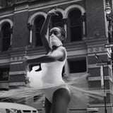 芭蕾舞演员在COVID-19舞蹈在纽约街头
