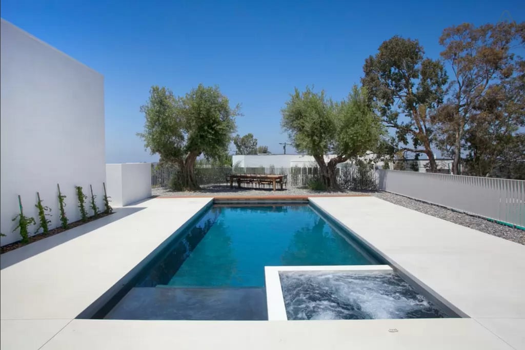 Joe Jonas's Airbnb Rental For Holidays 2015