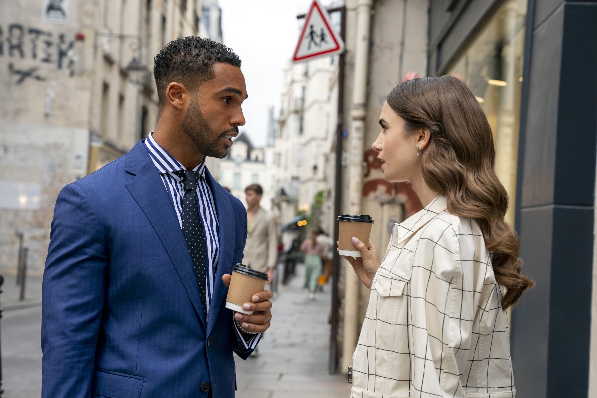艾米丽在巴黎。(从左到右)《艾米丽在巴黎》第205集，吕西安·拉维斯康饰演阿尔菲，莉莉·柯林斯饰演艾米丽。Cr. Stéphanie Branchu/Netflix©2021