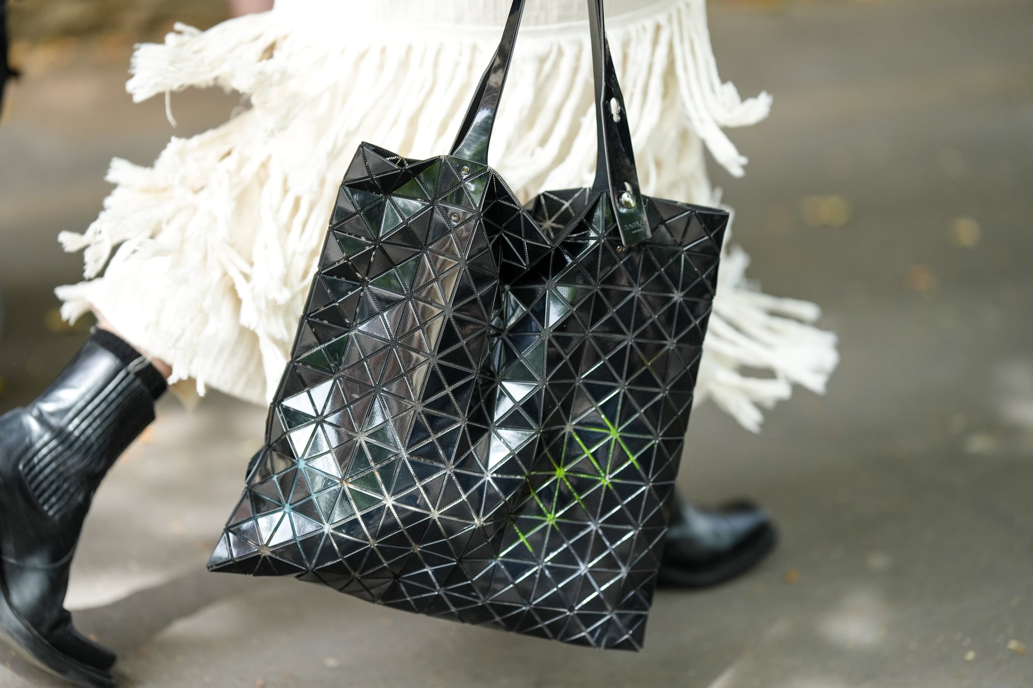 ISSEY MIYAKE's 'spiral grid' bags unfolds into mesh-like design with  adjustable sizes