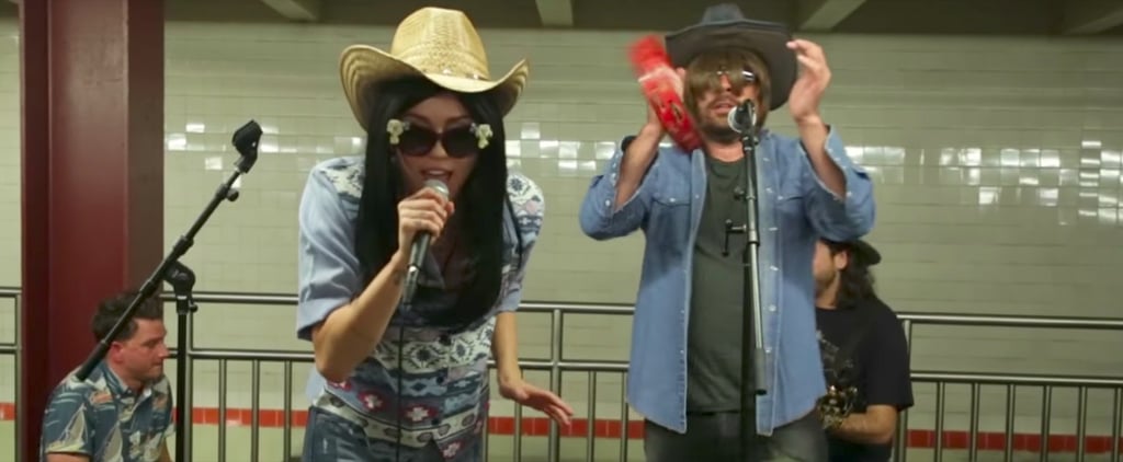 麦莉·塞勒斯和吉米·法伦在2017年纽约地铁上乔装打扮
