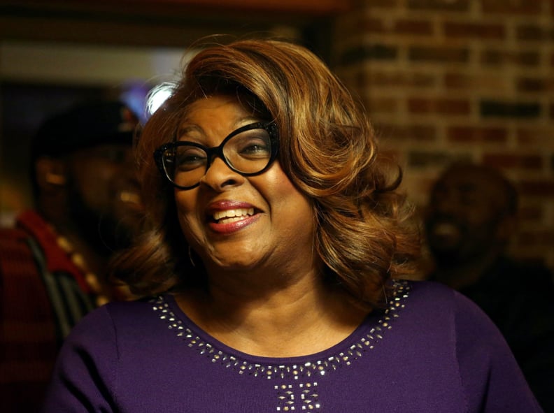 弗格森市长候选人埃拉琼斯手表选举结果在德雷克在弗格森的地位,密苏里州,星期二,2017年4月4日。连任两届市长詹姆斯·诺尔斯三世反对议会女议员琼斯,谁将成为美国历史上第一位黑人市长在弗格森如果加热器