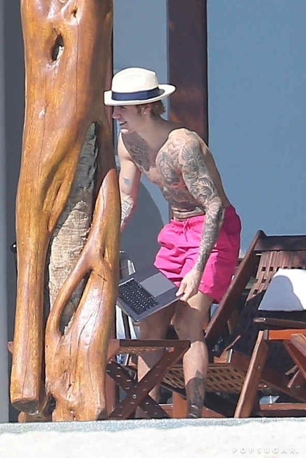 Justin Bieber Shirtless in Mexico Pictures December 2017