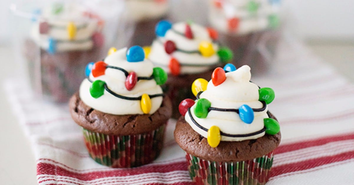 Snowflake Cupcakes {Winter Cupcakes} - CakeWhiz