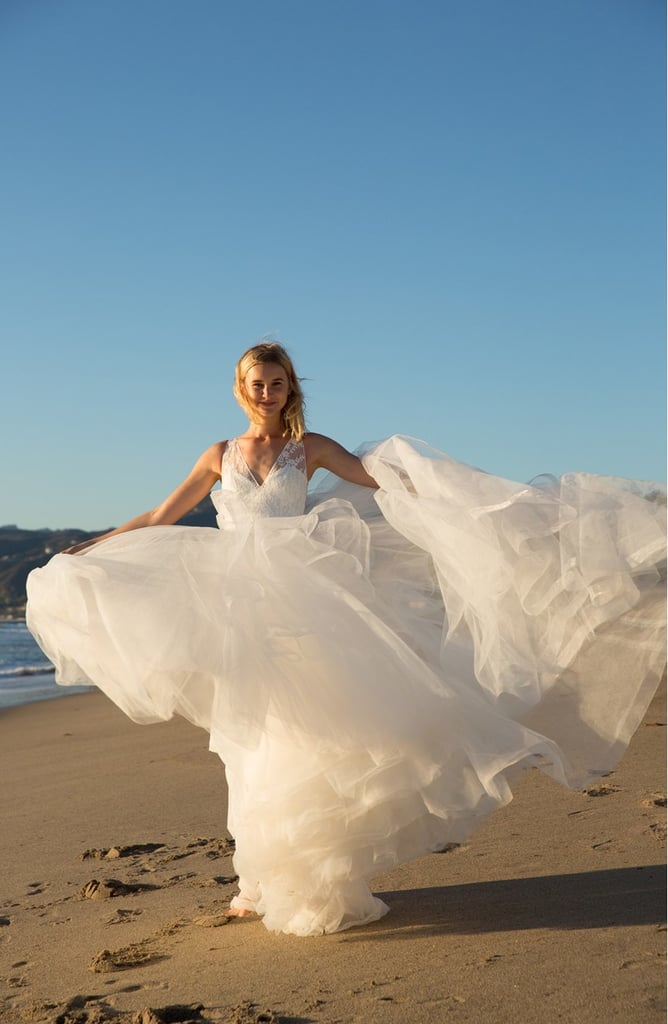 Women's Nouvelle Amsale 'Lexi' Lace & Tulle V-Neck Ballgown ($2,650)