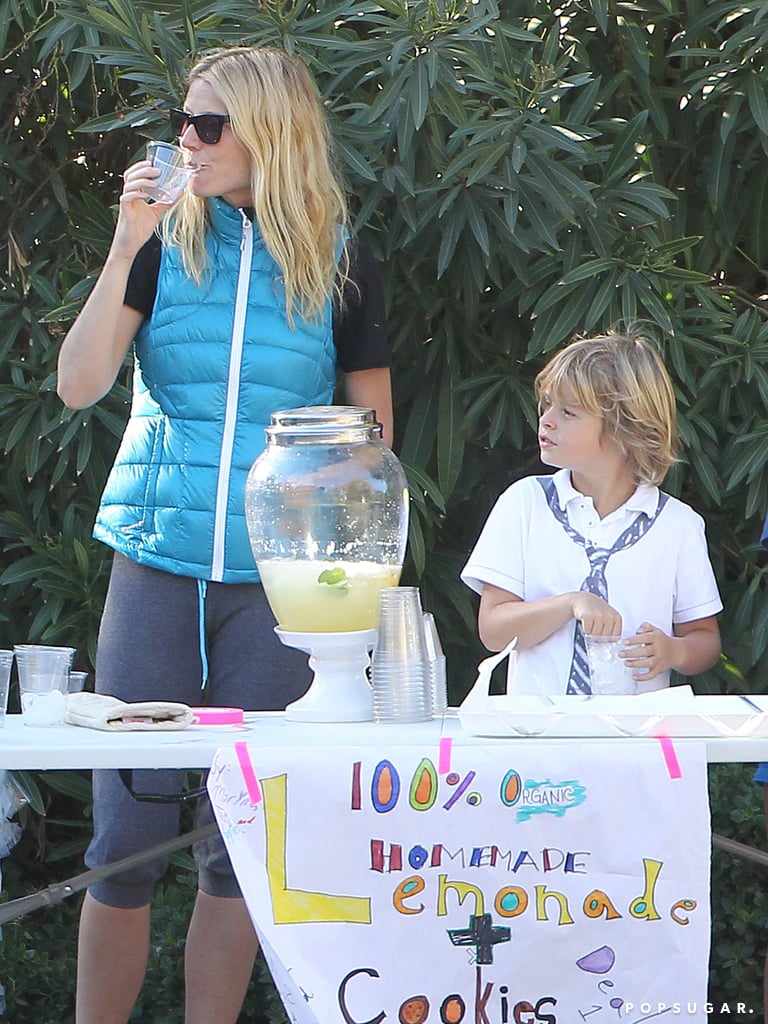 Gwyneth Paltrow and Her Kids Selling Lemonade