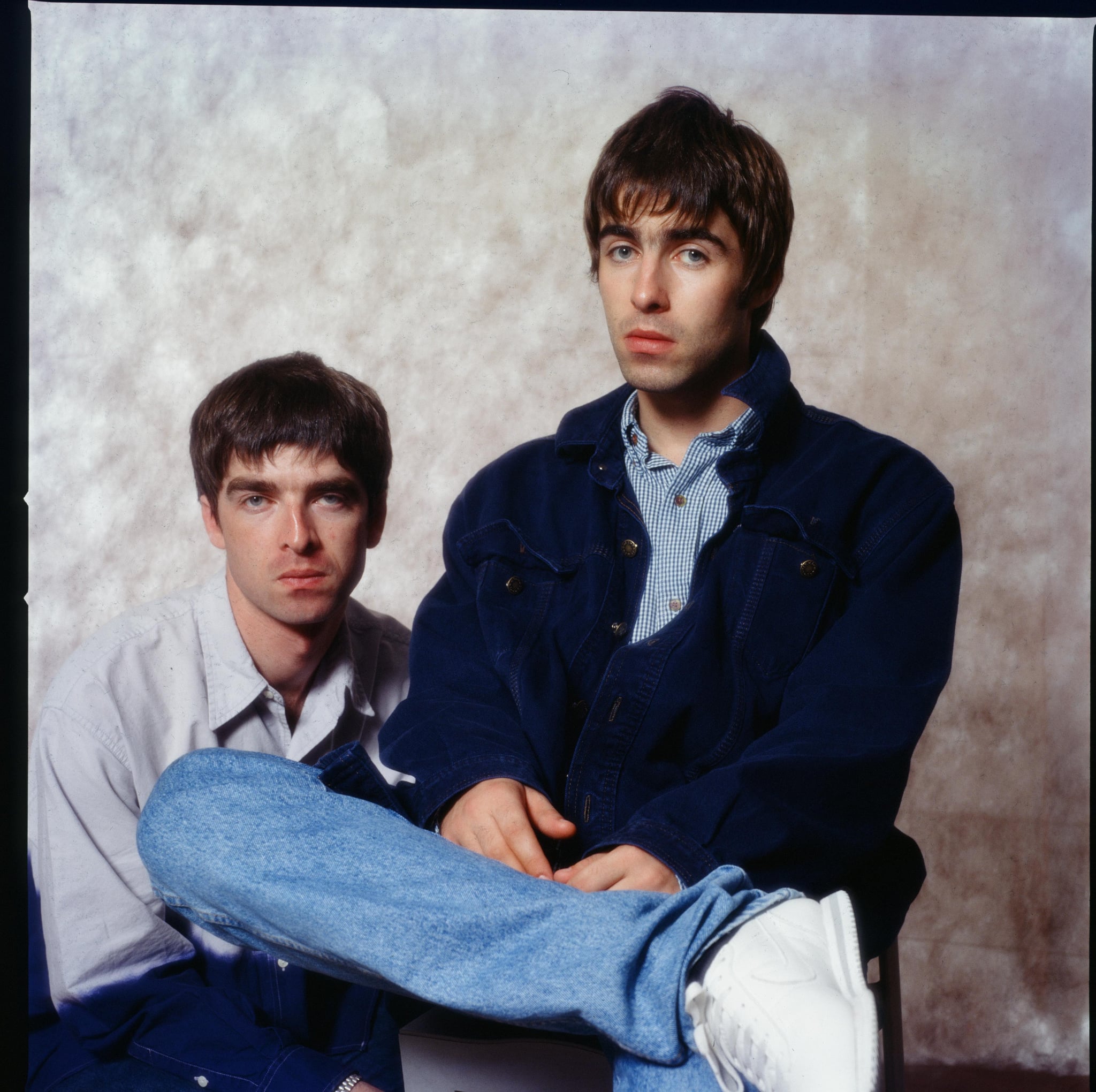 (MANDATORY CREDIT Koh Hasebe/Shinko Music/Getty Images) Noel Gallagher and Liam Gallagher of Oasis, at a photoshoot in a hotel in Tokyo, September 1994. (Photo by Koh Hasebe/Shinko Music/Getty Images)