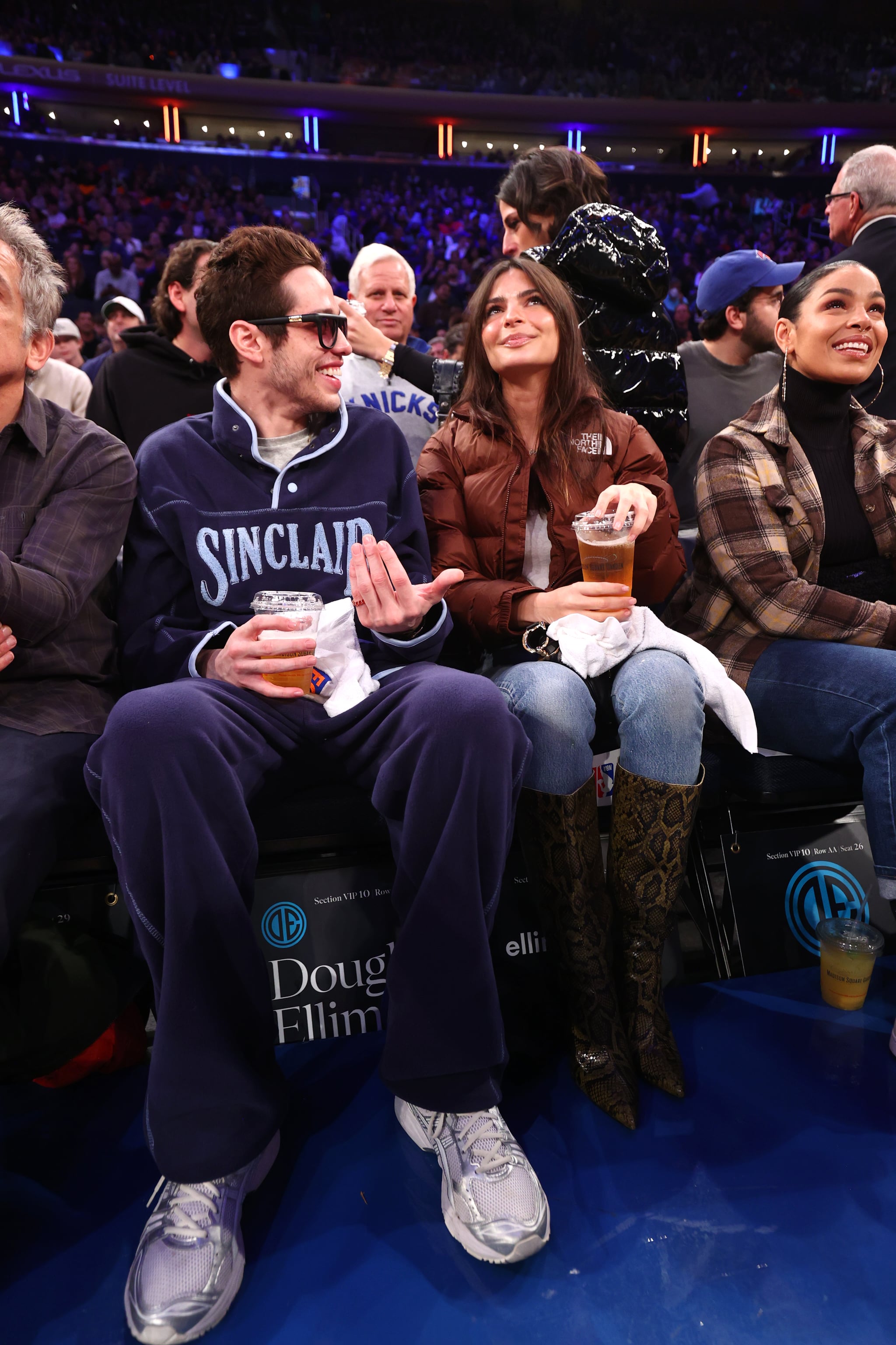 NOWY JORK, NY - NOVEMBER 27: Aktor Pete Davidson i modelka Emily Ratajkowski uczestniczą w meczu pomiędzy Memphis Grizzlies i New York Knicks 27 listopada 2022 roku w Madison Square Garden w Nowym Jorku.  UWAGA DLA UŻYTKOWNIKA: Użytkownik wyraźnie potwierdza i zgadza się, że pobierając i lub używając tego zdjęcia, użytkownik wyraża zgodę na warunki i zasady Umowy licencyjnej Getty Images. Obowiązkowa informacja o prawach autorskich: Copyright 2022 NBAE (Photo by Nathaniel S. Butler/NBAE via Getty Images)