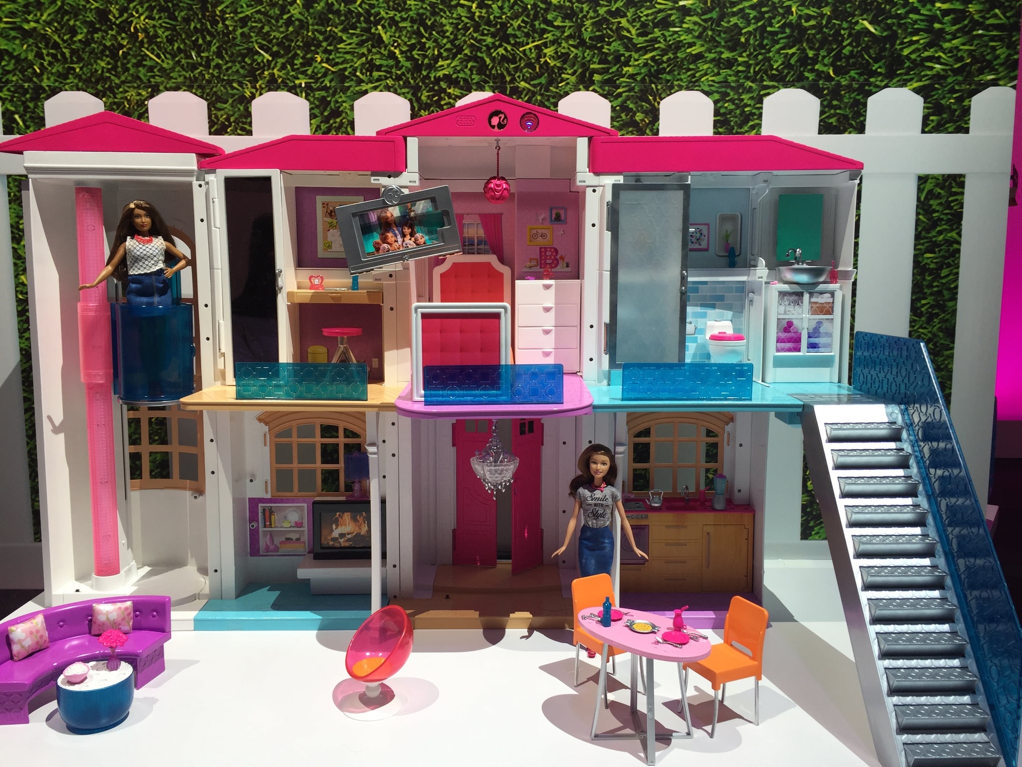 Барби дом 1. Дом Barbie Dreamhouse. Домик для кукол Барби Дрим Хаус. Дом Barbie дом мечты fhy73.. Новый домик Барби.