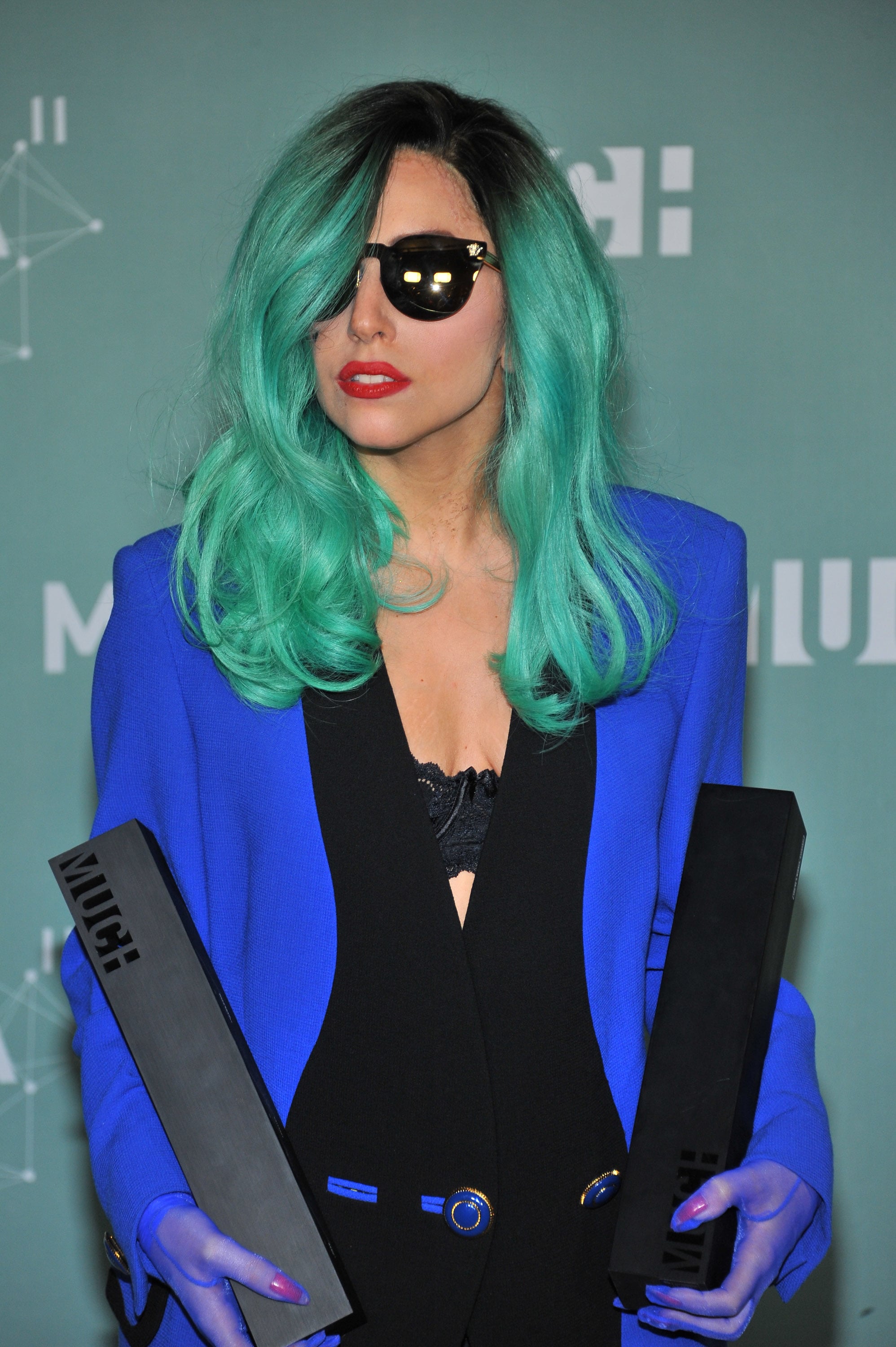 Lady Gaga mit blaugrünem Haar