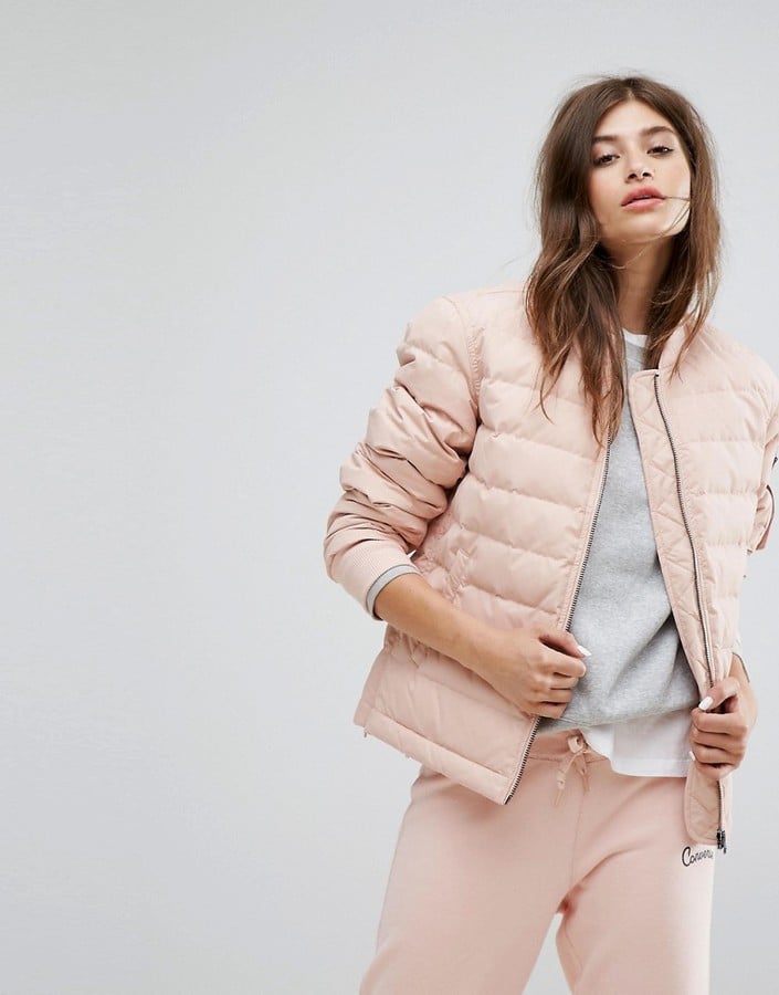 Какие куртки можно носить весной. Модные дутые куртки женские. Бежевая куртка на весну. Розовая дутая куртка. Розовая осенняя куртка женская.