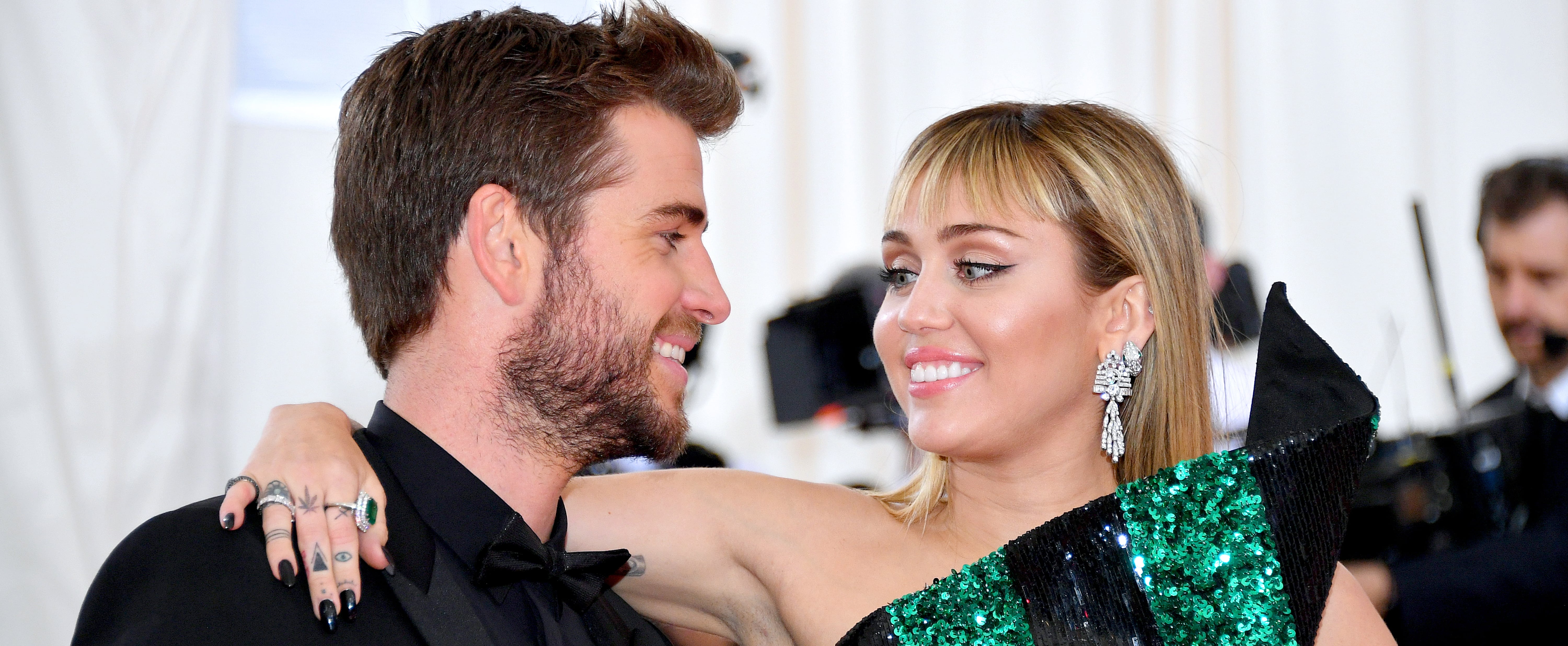 Miley Cyrus Talks About Liam Hemsworth With Howard Stern PS Celebrity(01)