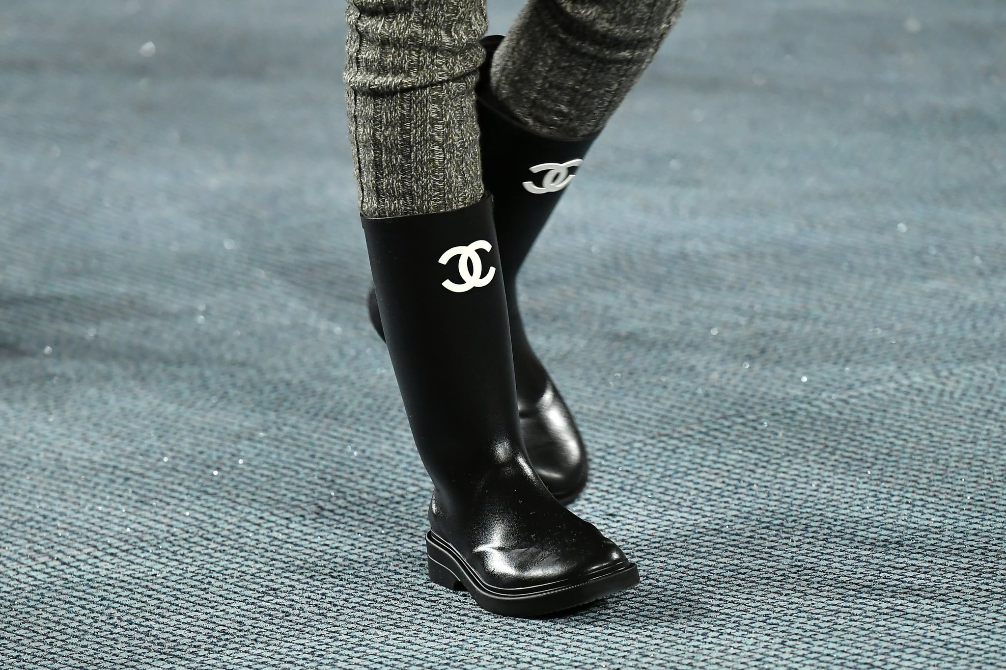 Bezwaar Afstudeeralbum hersenen Chanel's Rubber Rain Boots Shine at the Fall 2022 Show | POPSUGAR Fashion