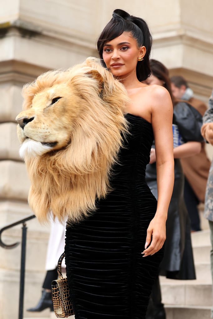 凯莉詹纳的狮子衣服穿夏高级时装表演