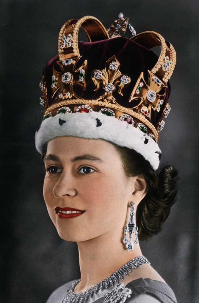 英国女王伊丽莎白二世穿着圣爱德华王冠加冕