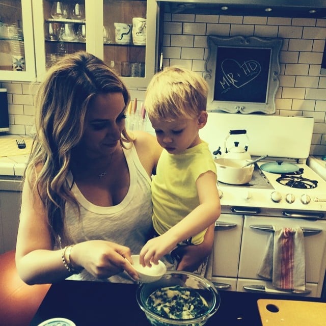 Luca Comrie cooked with his aunt Haylie Duff.
Source: Instagram user hilaryduff