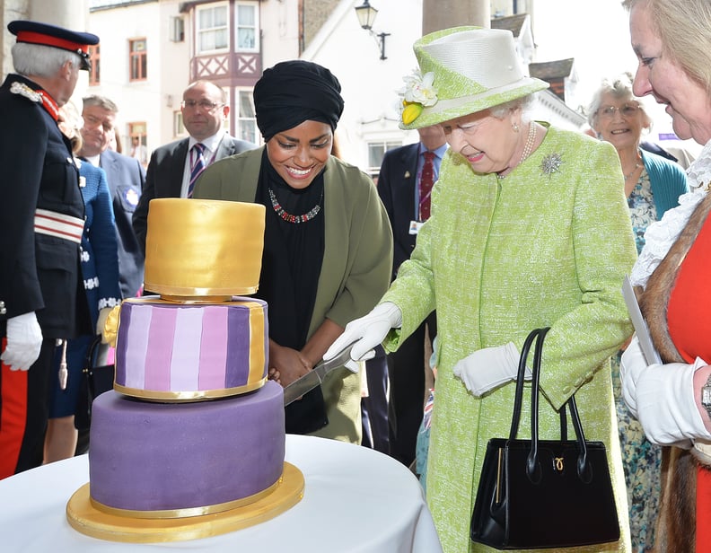 英国温莎- 4月21日:英国女王伊丽莎白二世娜迪亚Hussain收到生日蛋糕,赢得英国烤,在她90岁生日徒步旅行4月21日,2016年在英国温莎市。今天是英国女王伊丽莎白二世的90岁生日。的