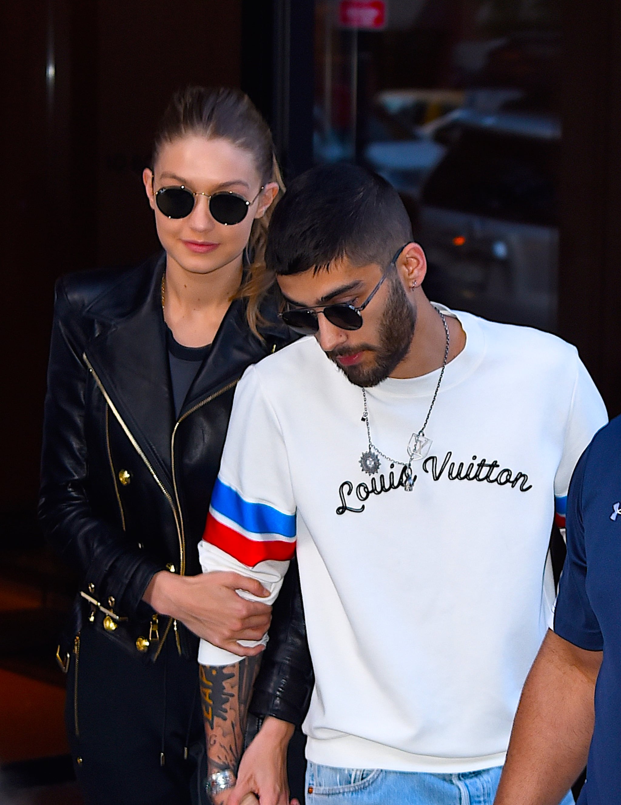 Gigi Hadid and Zayn Malik Cute Photo-Gigi Has Zayn on Her Phone