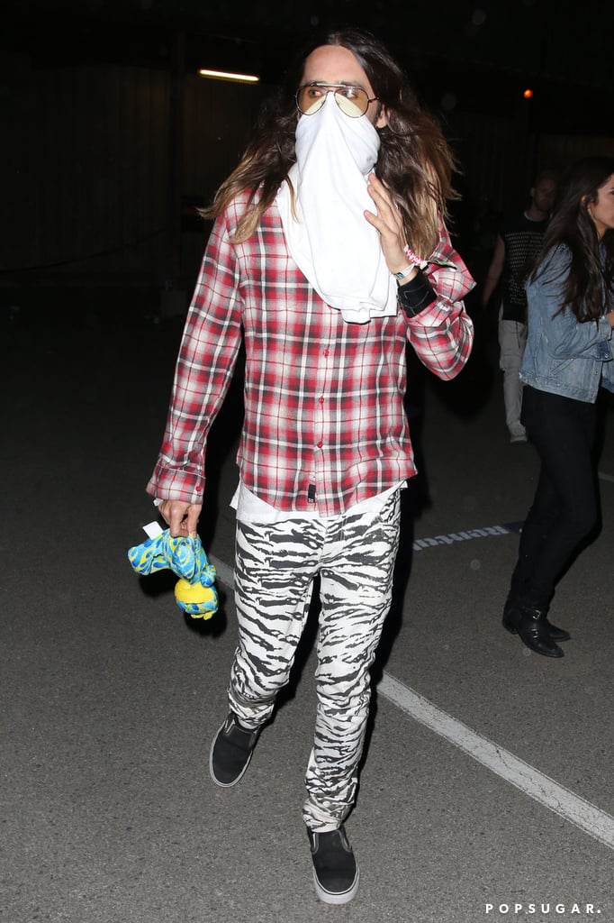 Jared Leto made a makeshift mask with a white t-shirt and glasses.